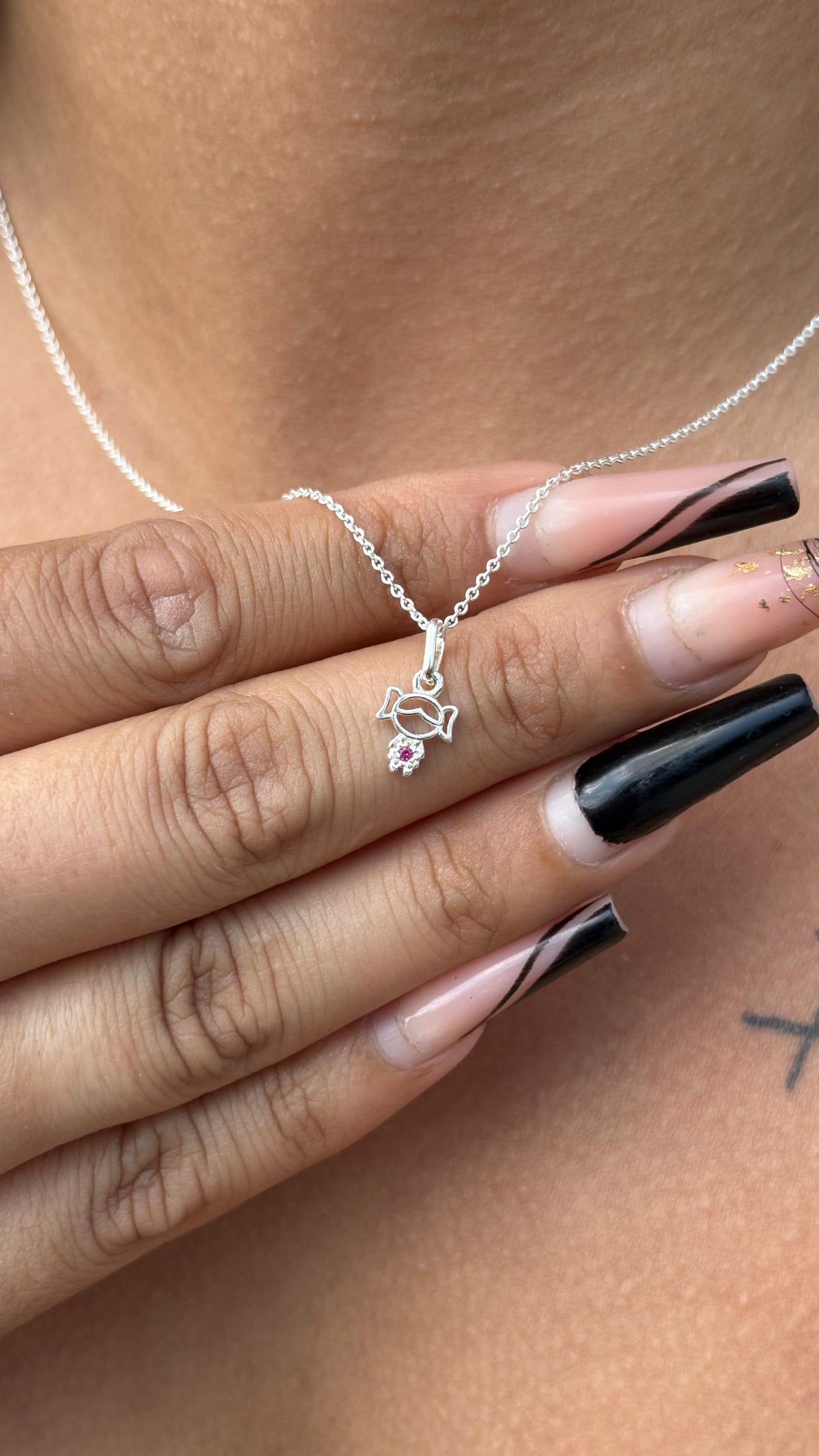 Colar menina rosa
